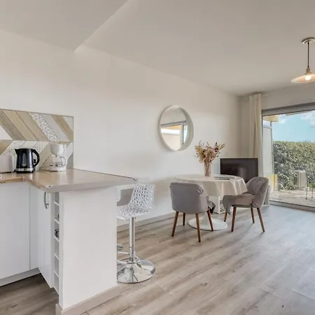 Peaceful Retreat With Stunning Sea View Private Terrace & Garden דירה *