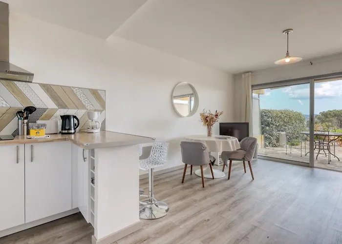 Peaceful Retreat With Stunning Sea View Private Terrace & Garden Lägenhet *