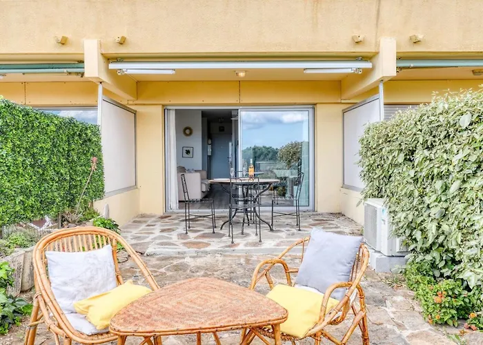 Апартаменты Peaceful Retreat With Stunning Sea View Private Terrace & Garden *