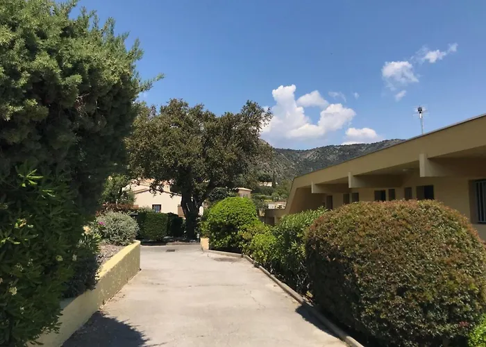 Апартаменты Peaceful Retreat With Stunning Sea View Private Terrace & Garden