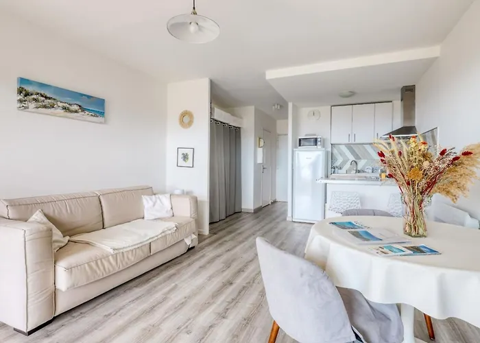 Апартаменты Peaceful Retreat With Stunning Sea View Private Terrace & Garden *