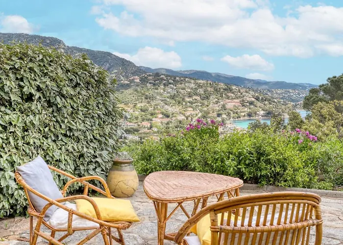 Апартаменты Peaceful Retreat With Stunning Sea View Private Terrace & Garden Ле-Лаванду